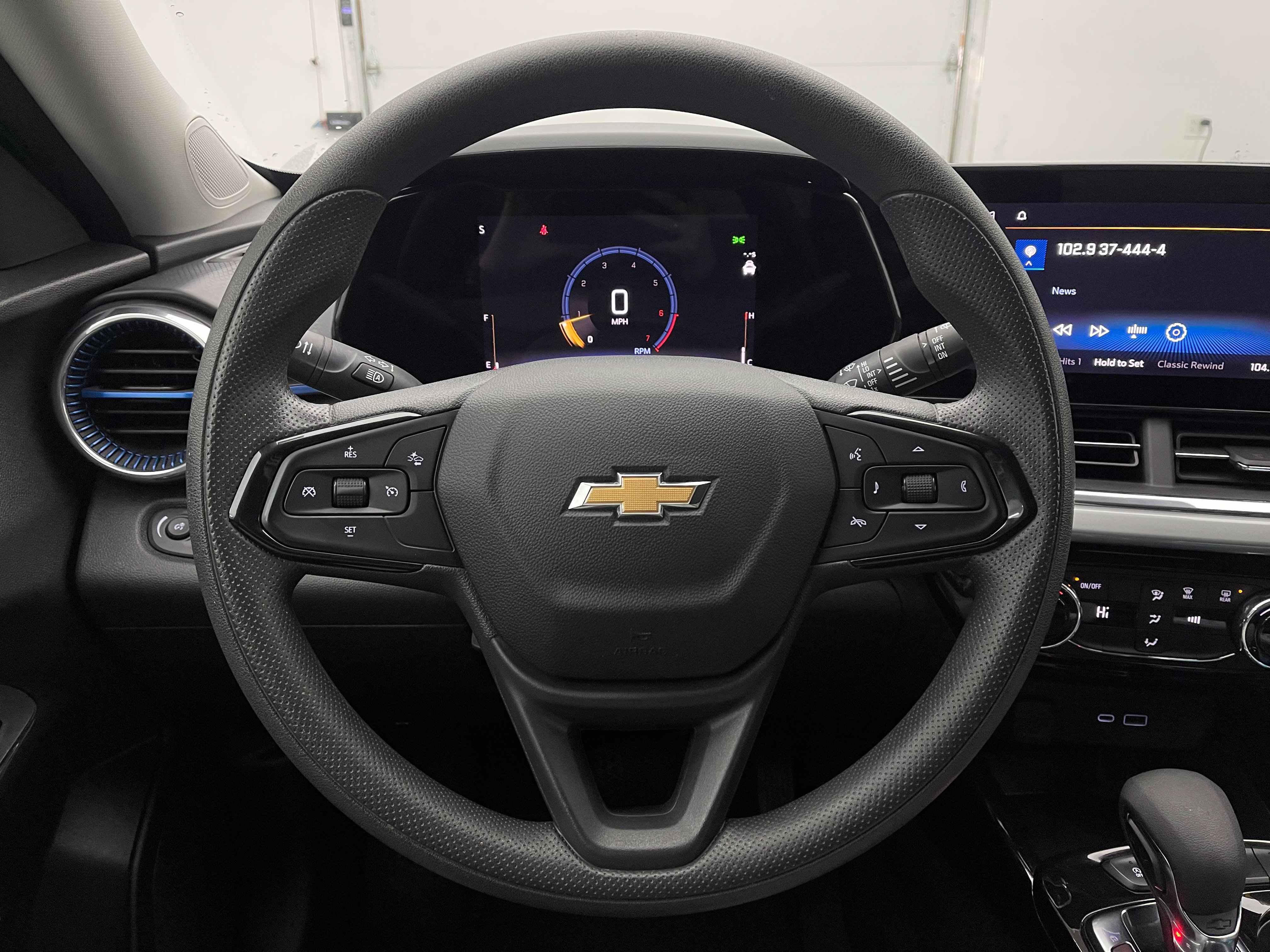 Used 2025 Chevrolet Trax LT FWD image 17