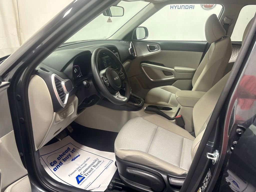 Used 2025 Kia Soul LX w/ LX Technology Package FWD image 9