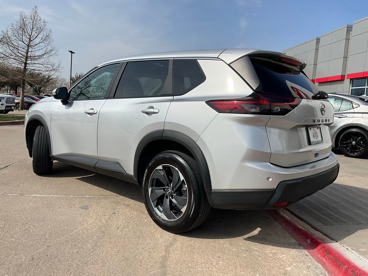 Used 2025 Nissan Rogue SV image 8