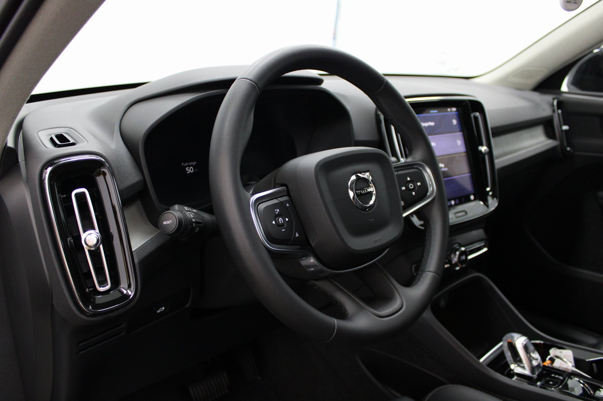 Used 2025 Volvo XC40 B5 Plus image 10