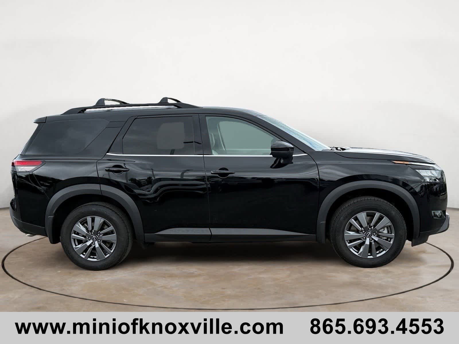 Used 2024 Nissan Pathfinder SV FWD image 2