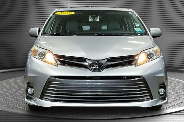 Used 2019 Toyota Sienna XLE FWD image 2