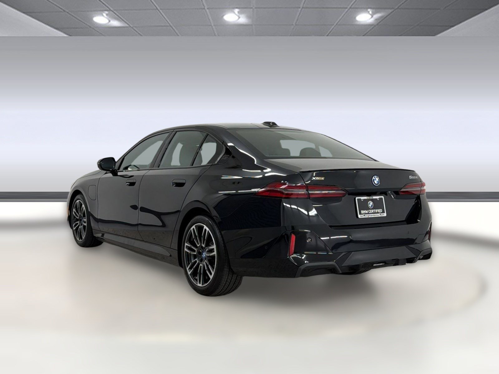 Used 2025 BMW 550e xDrive w/ Premium Package AWD/4WD image 3