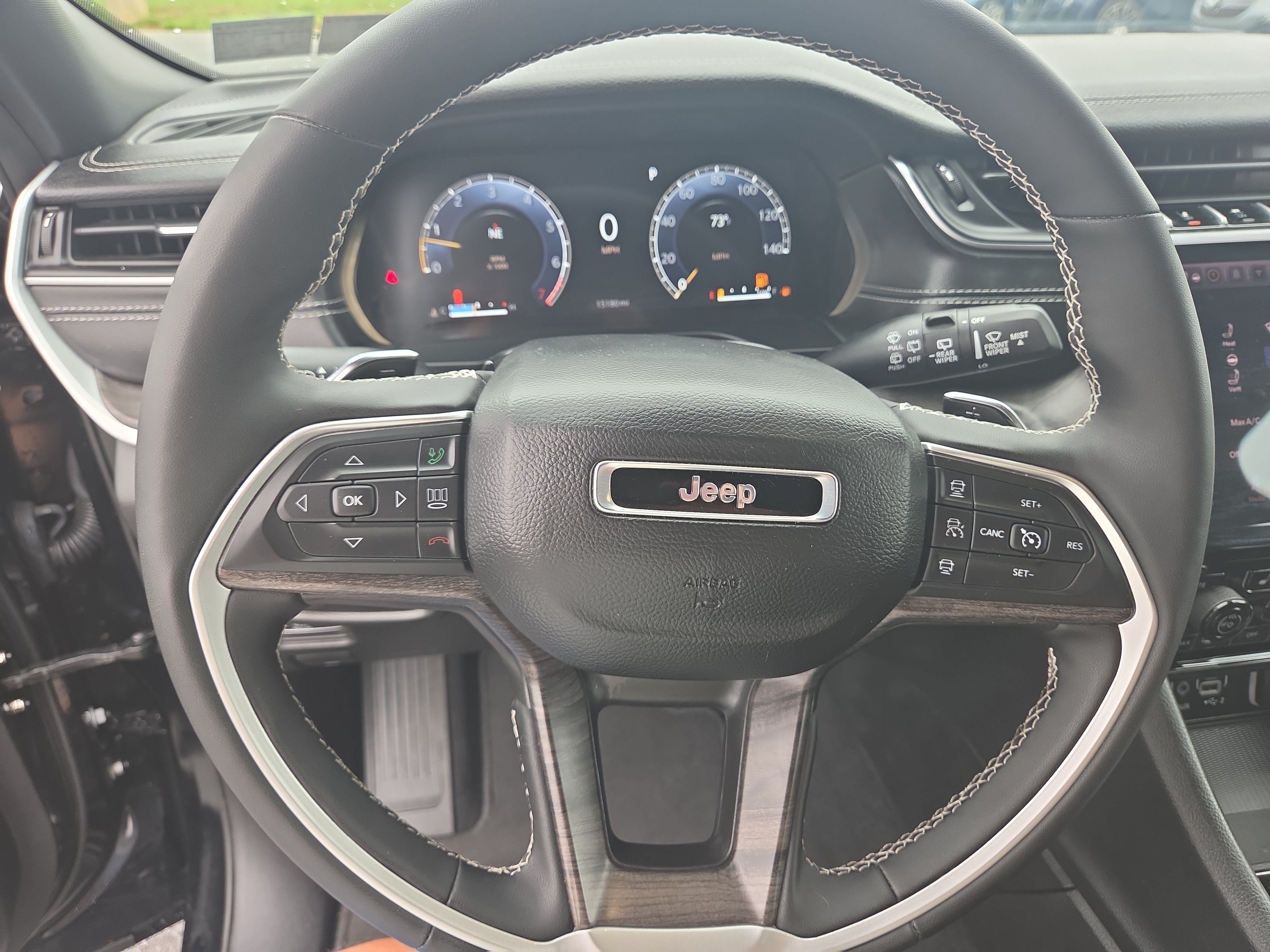 Certified 2025 Jeep Grand Cherokee Limited w/ Luxury Tech Group II AWD/4WD image 2