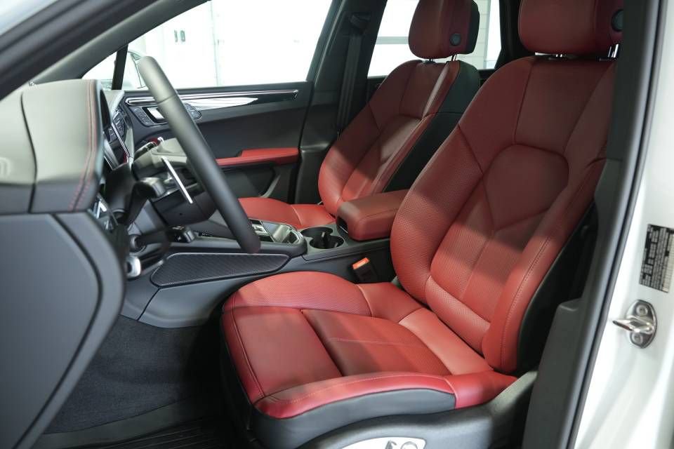 Certified 2025 Porsche Macan AWD/4WD image 5