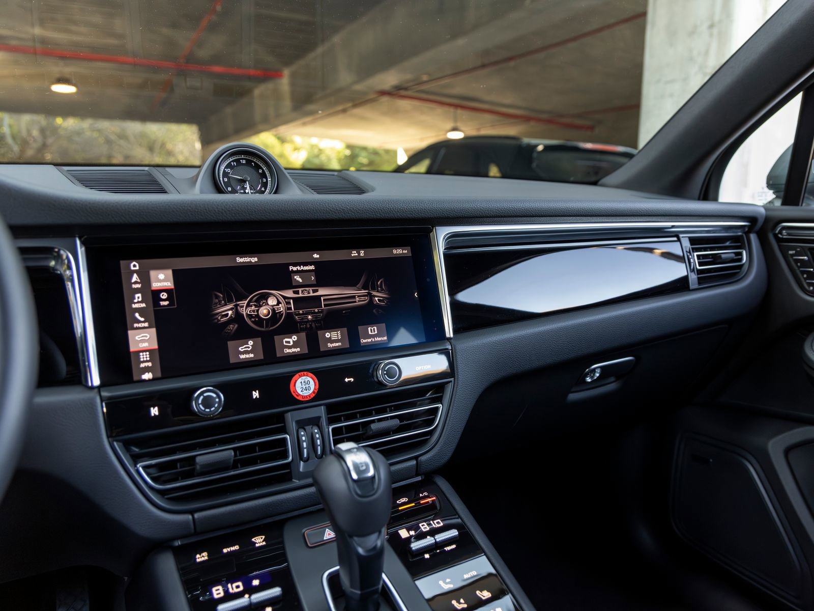 Certified 2025 Porsche Macan AWD/4WD image 36