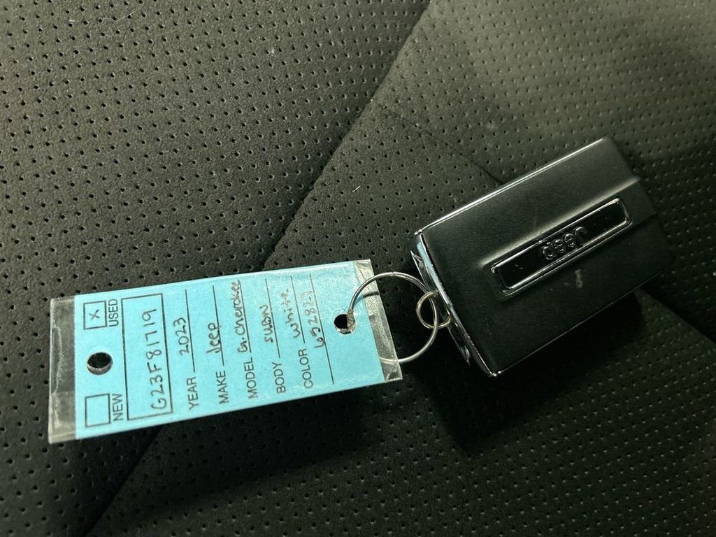 Certified 2023 Jeep Grand Cherokee Altitude image 12