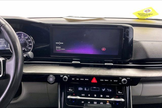 Used 2024 Kia Carnival EX image 5