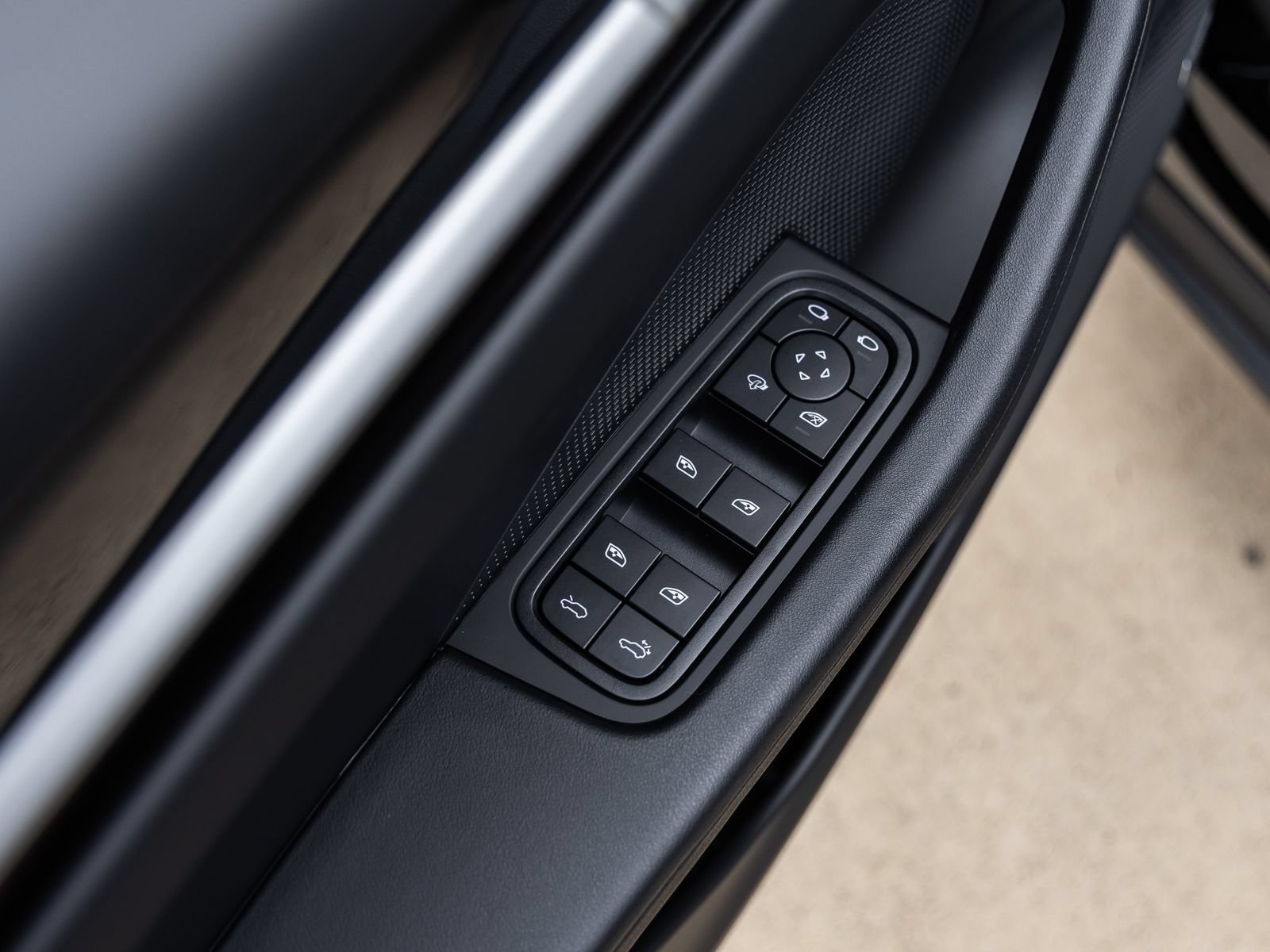 Certified 2025 Porsche Macan Electric RWD image 23