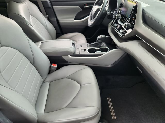 Used 2022 Toyota Highlander XLE FWD image 10