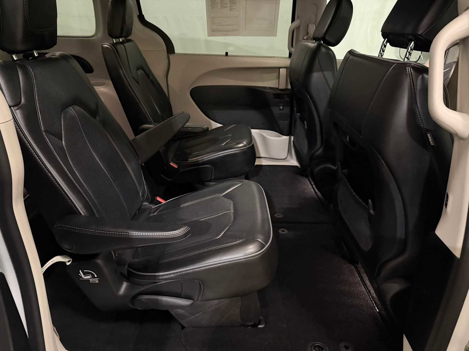 Used 2019 Chrysler Pacifica Limited image 25