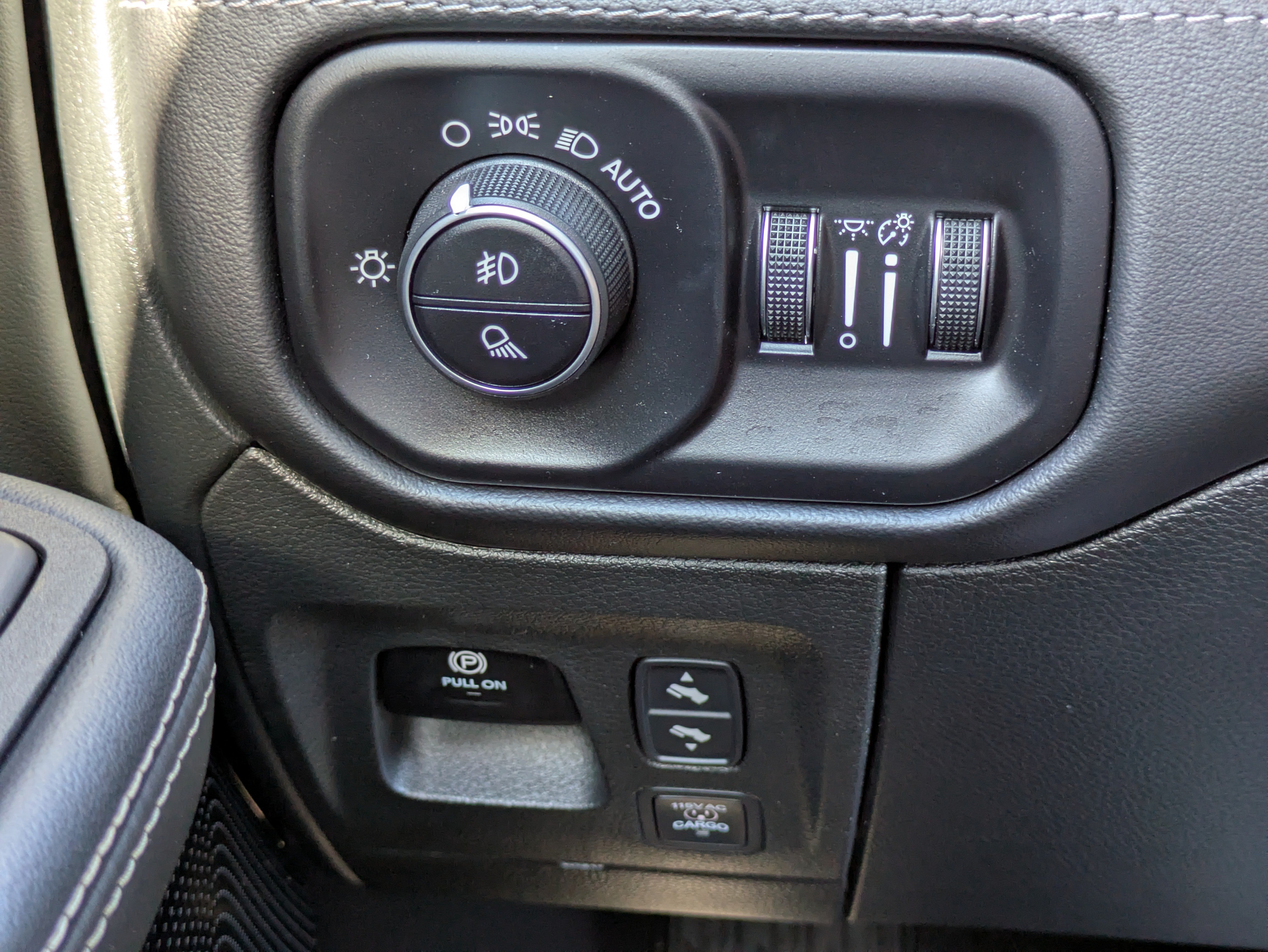 Used 2025 RAM 1500 Limited AWD/4WD image 38