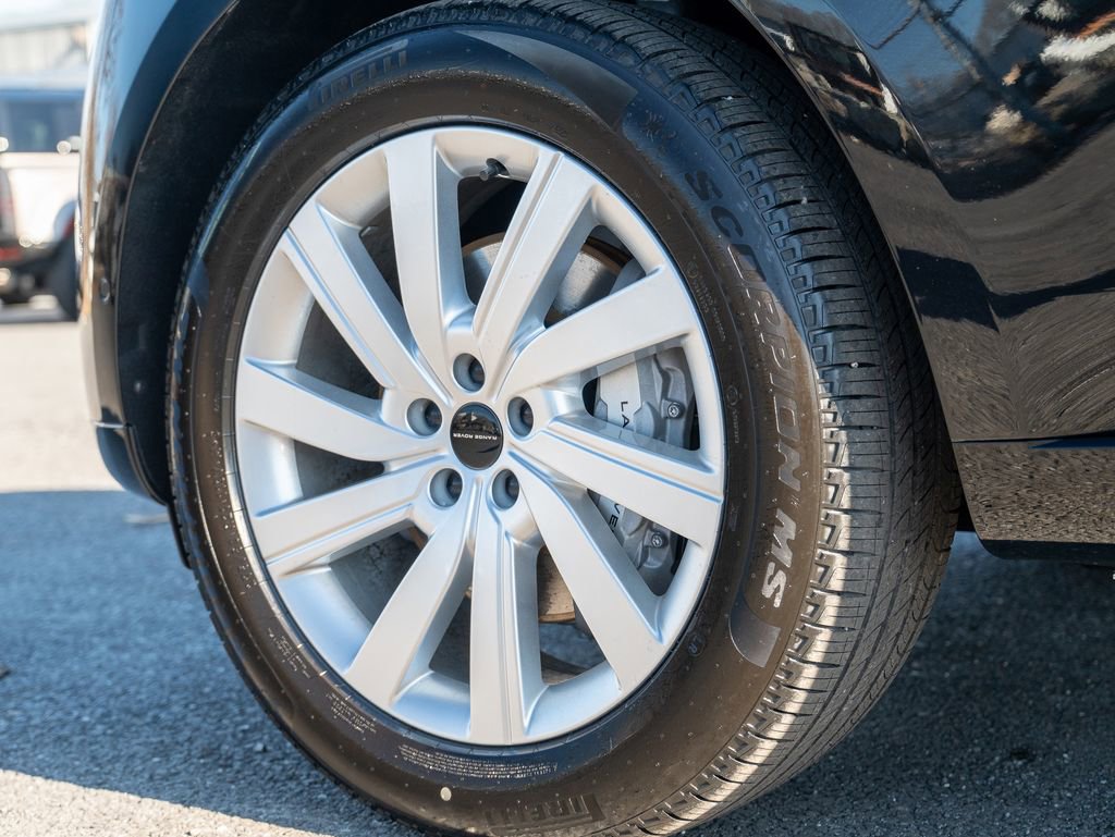 New 2026 Land Rover Range Rover SE image 9