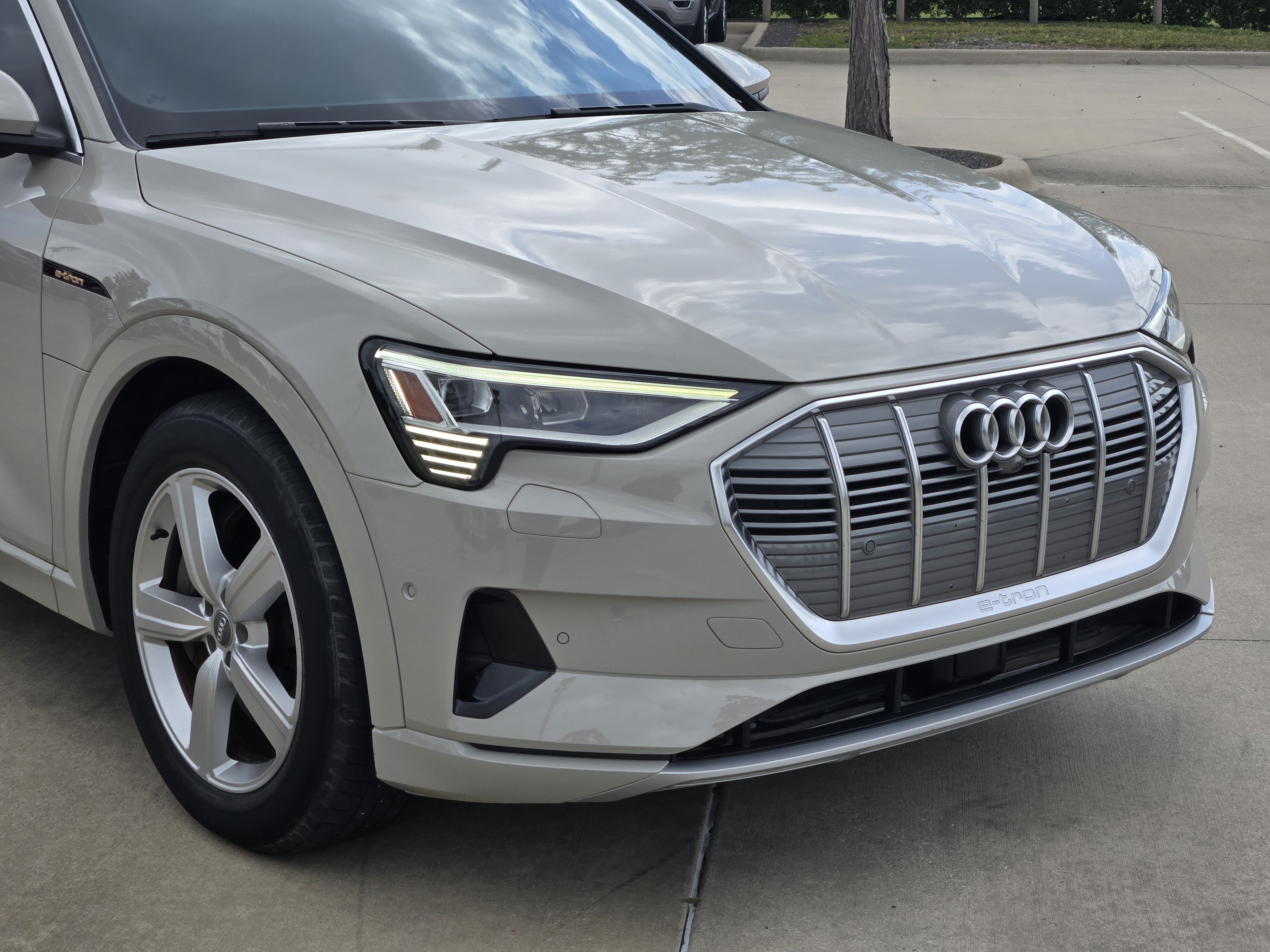 Used 2019 Audi e-tron Prestige w/ Prestige Package AWD/4WD image 9