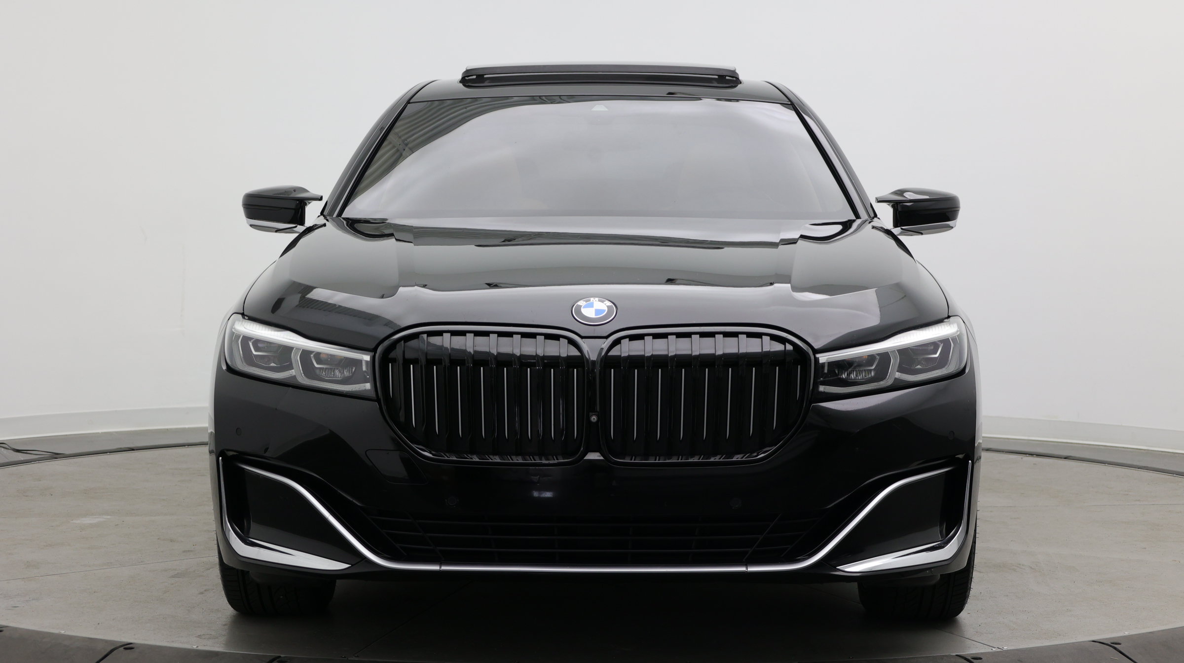 Used 2022 BMW 740i w/ Premium Package RWD image 2