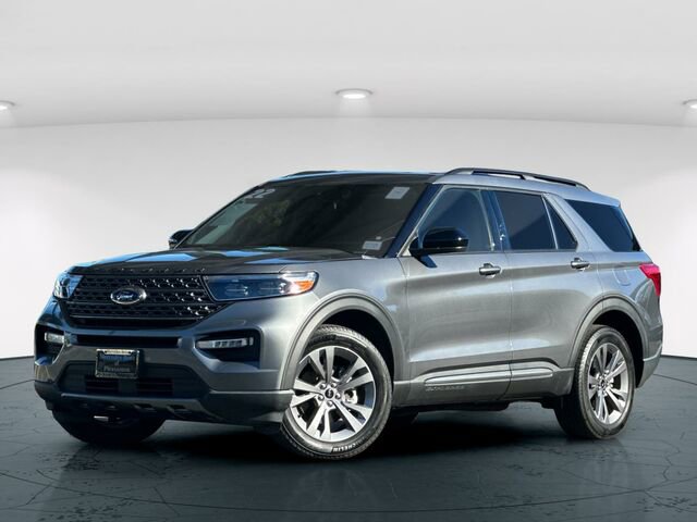 Used 2022 Ford Explorer XLT w/ Equipment Group 202A image 2