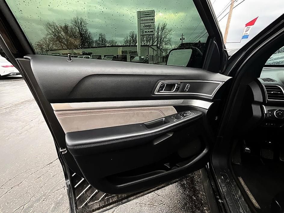 Used 2017 Ford Explorer XLT w/ Equipment Group 202A image 6