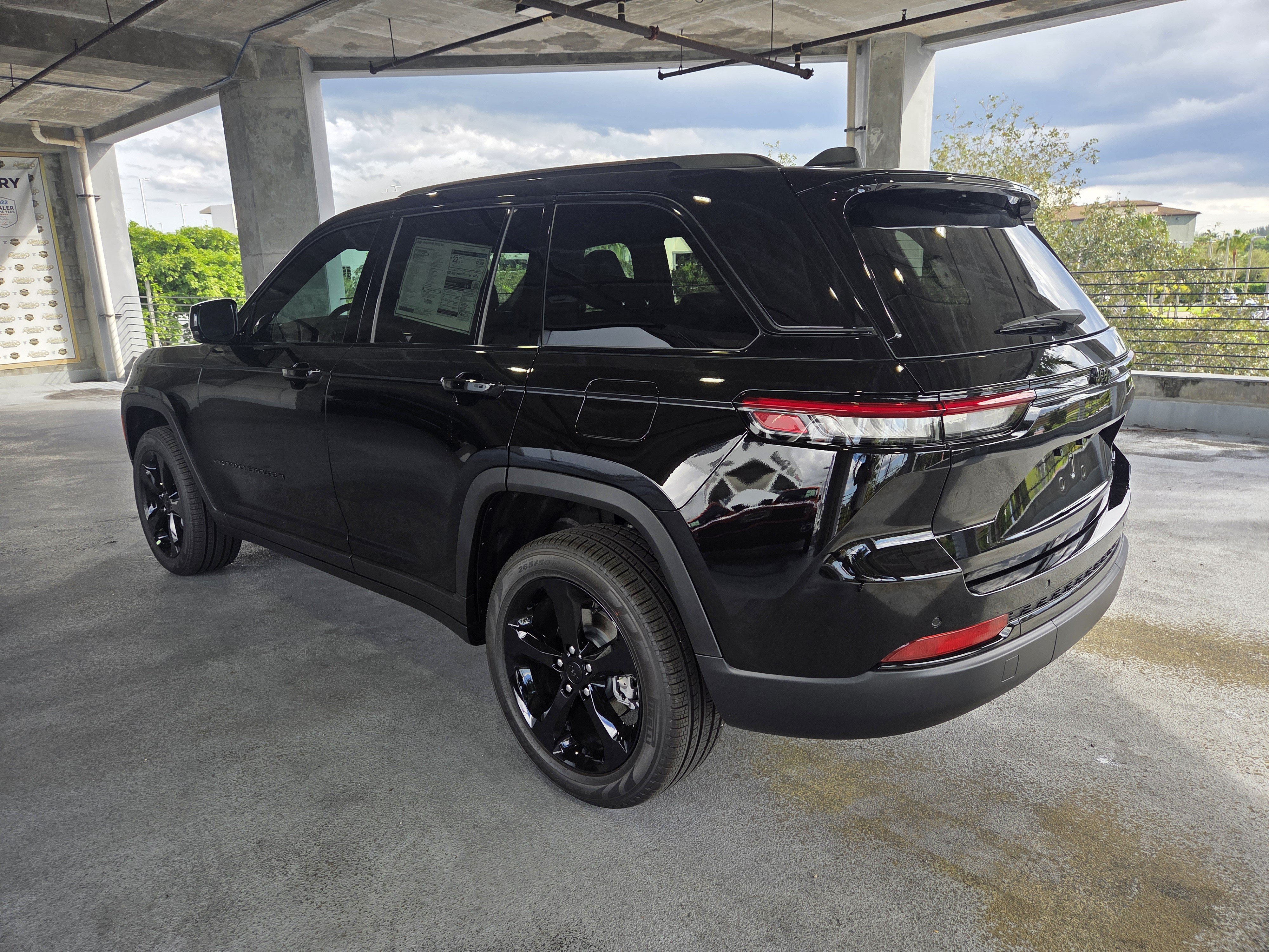 New 2025 Jeep Grand Cherokee Limited w/ Black Appearance Package RWD image 7
