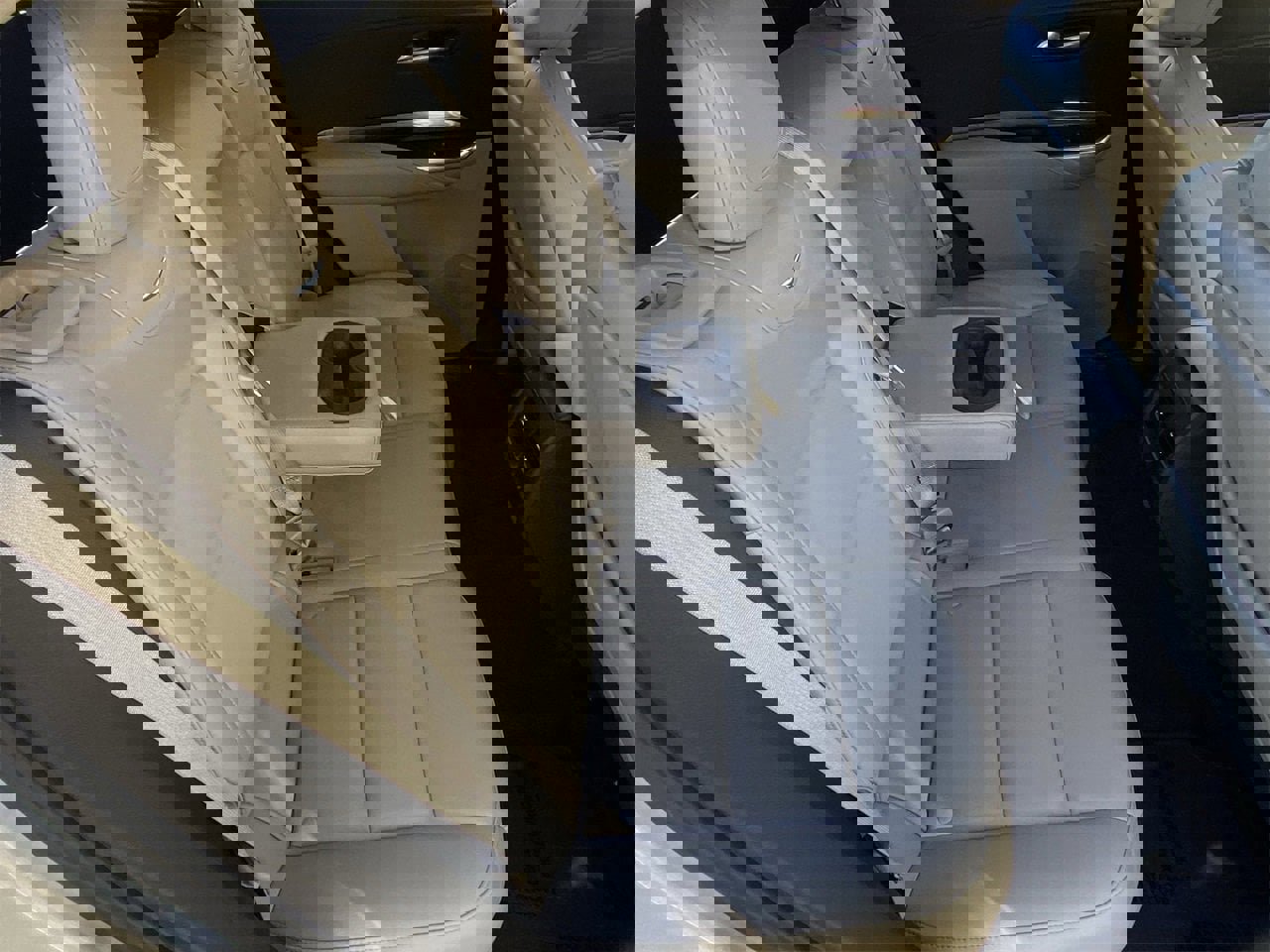 Used 2021 Cadillac XT4 Luxury w/ Cold Weather Package image 14