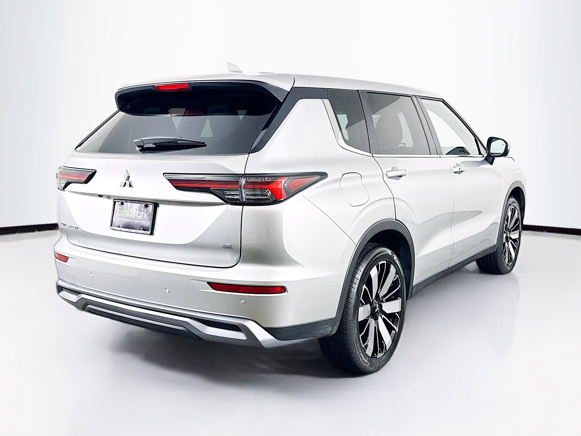 Used 2025 Mitsubishi Outlander SE image 9