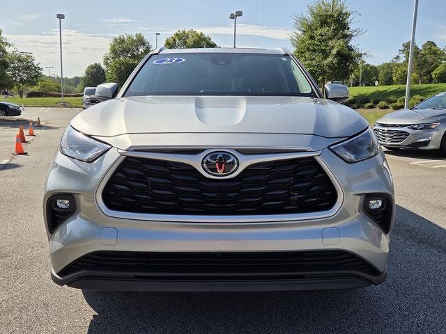Used 2023 Toyota Highlander XLE FWD image 3