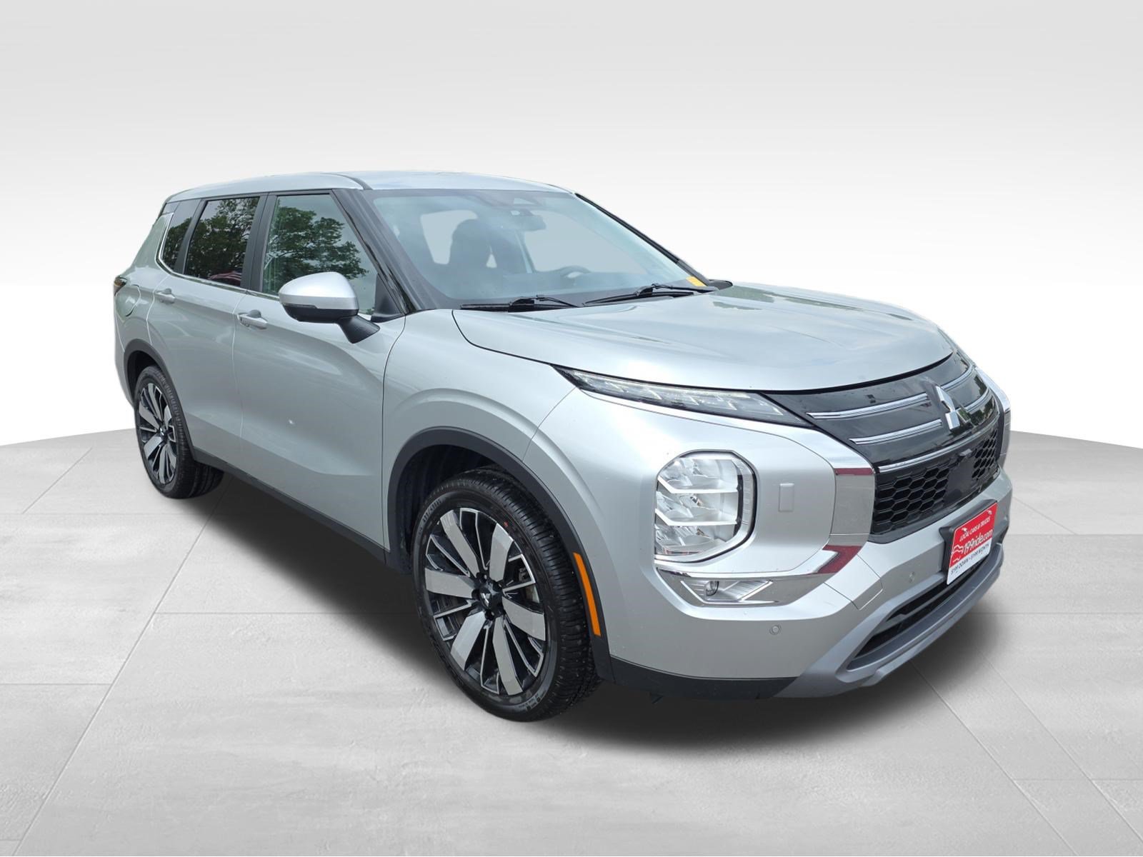 Used 2025 Mitsubishi Outlander SE AWD/4WD image 2