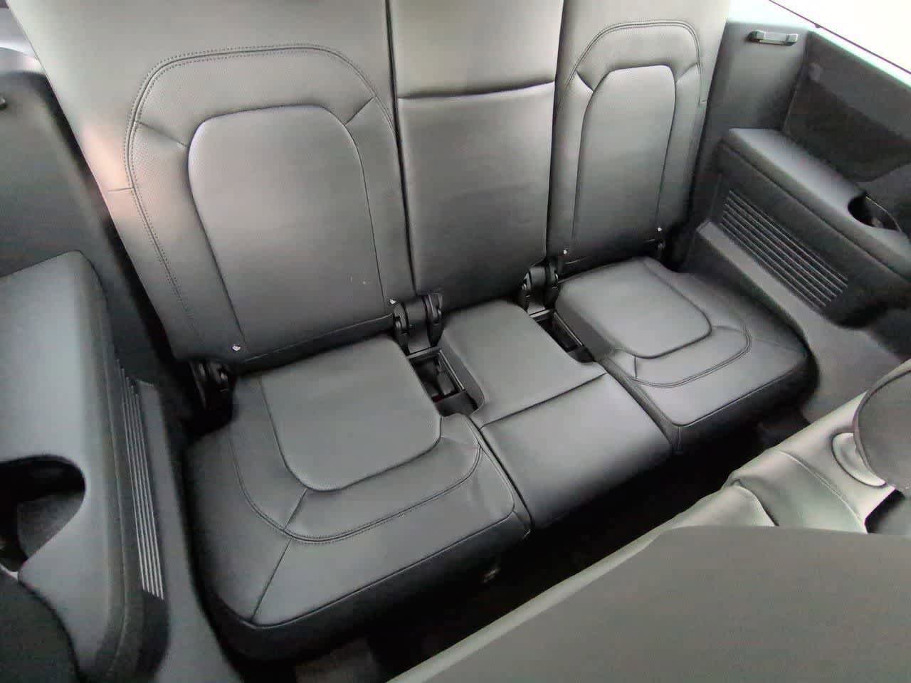 Used 2024 Land Rover Defender 130 X-Dynamic SE image 22
