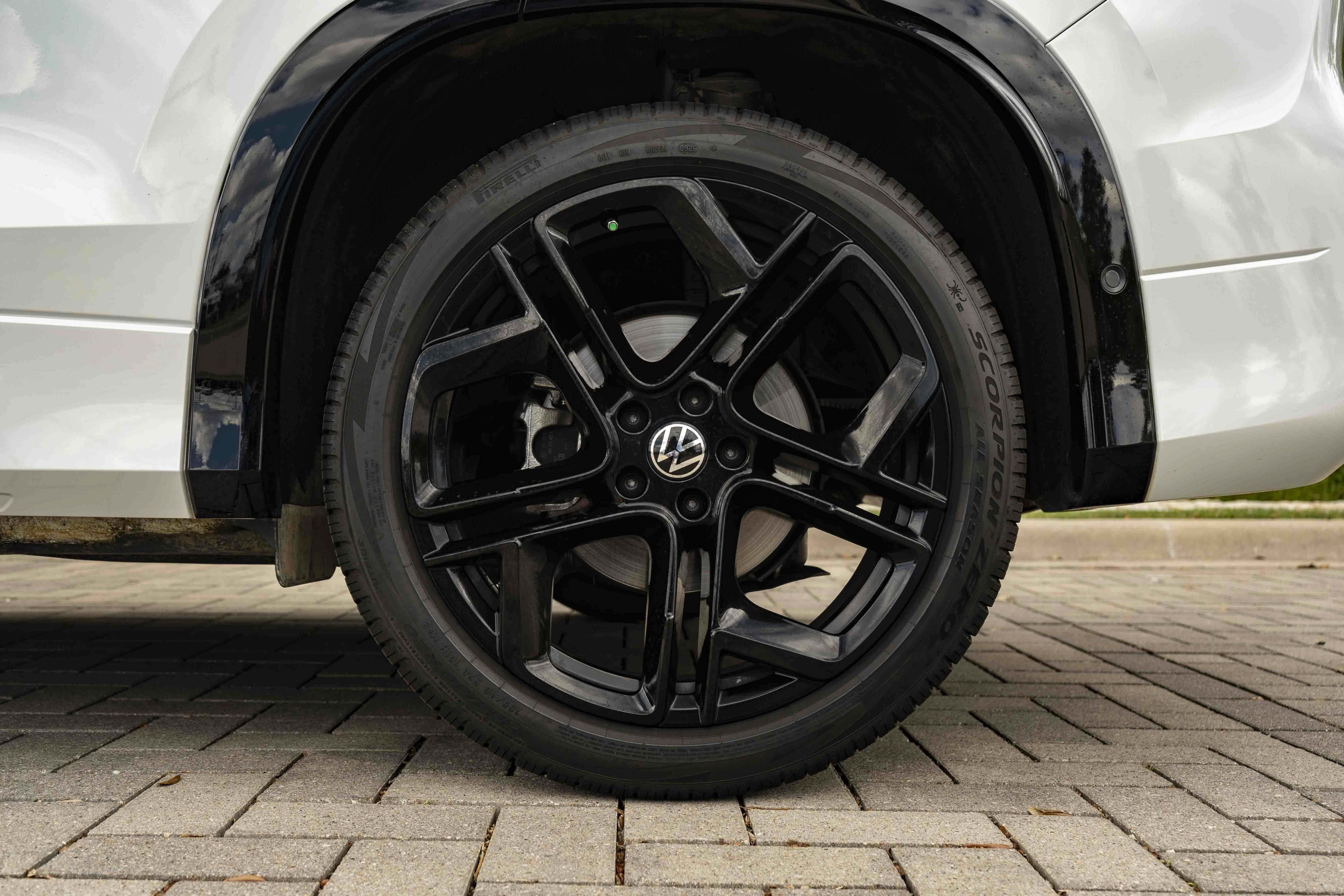 Certified 2026 Volkswagen Tiguan SE R-Line FWD image 14