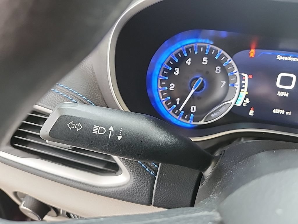 Used 2021 Chrysler Pacifica Touring FWD image 18