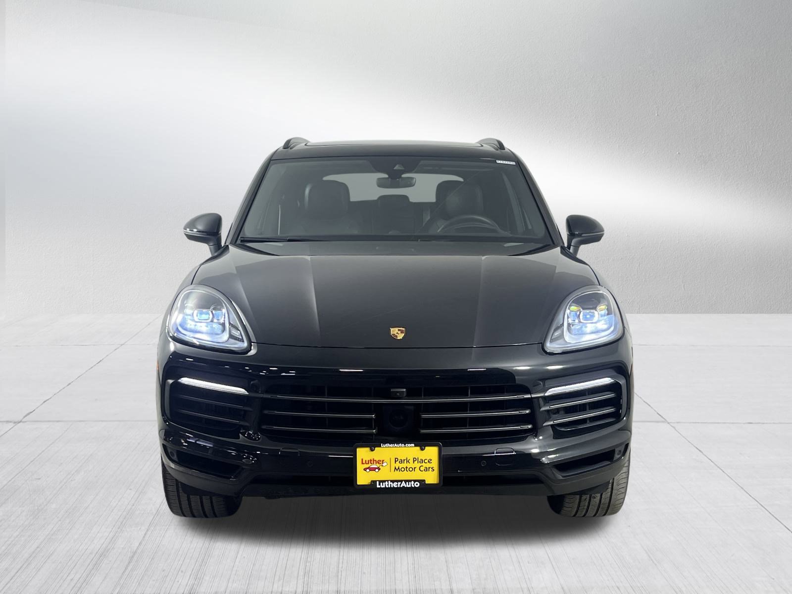 Used 2023 Porsche Cayenne Platinum Edition image 2