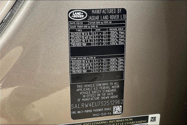 Used 2025 Land Rover Discovery Metropolitan Edition AWD/4WD image 8
