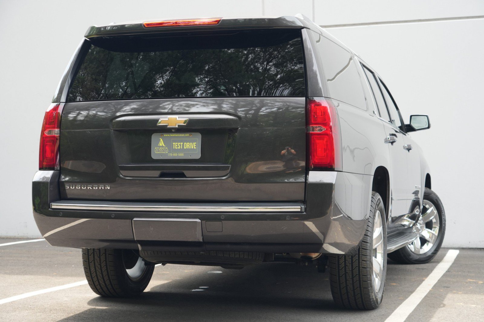 Used 2015 Chevrolet Suburban LTZ RWD image 4