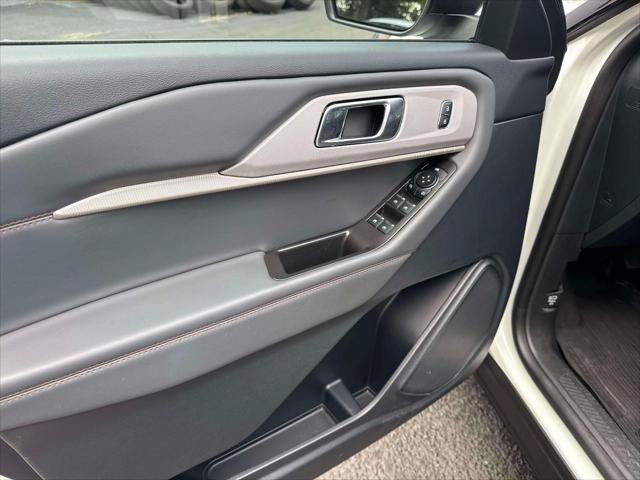 Used 2025 Ford Explorer Active AWD/4WD image 17