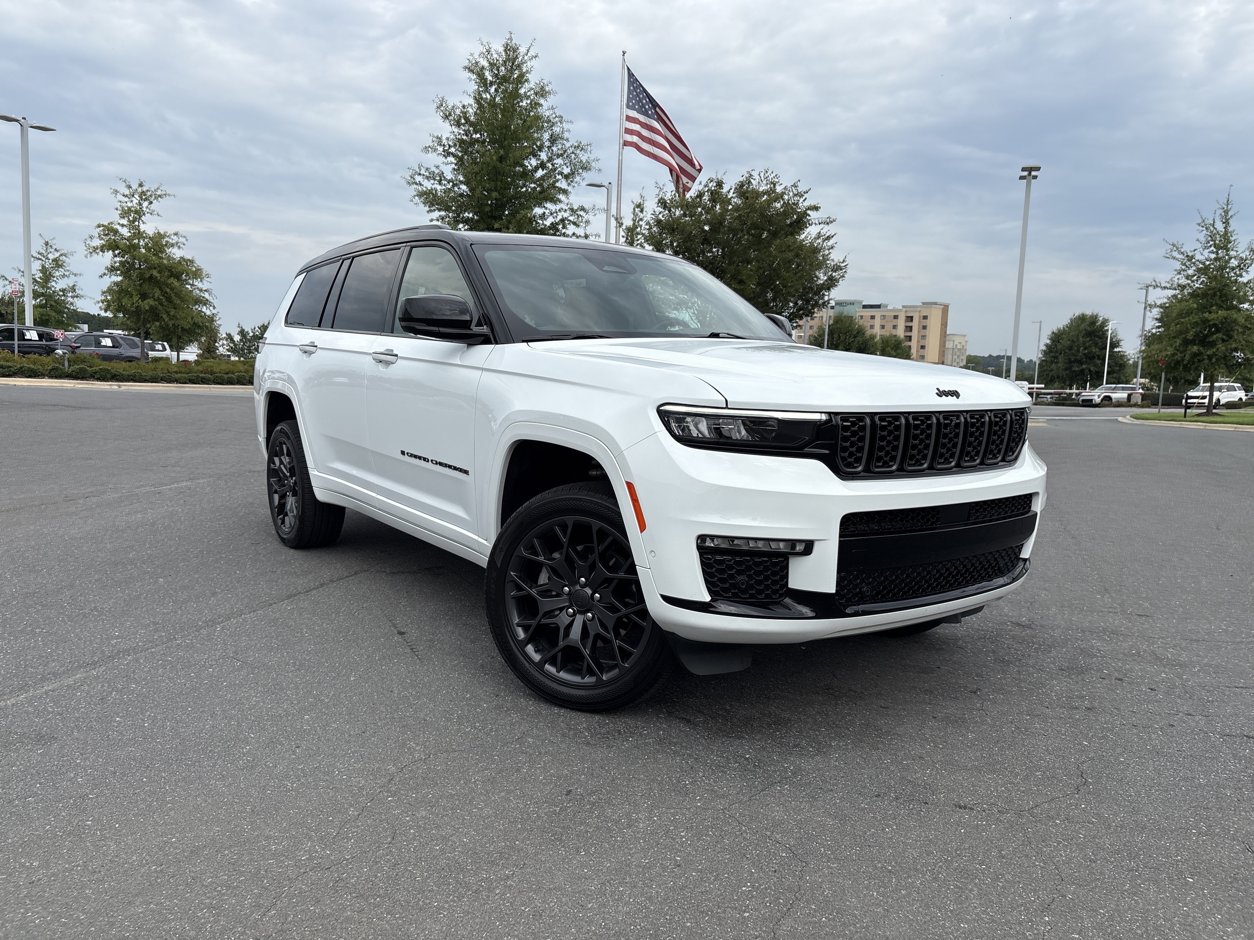 Used 2025 Jeep Grand Cherokee L Summit AWD/4WD image 2