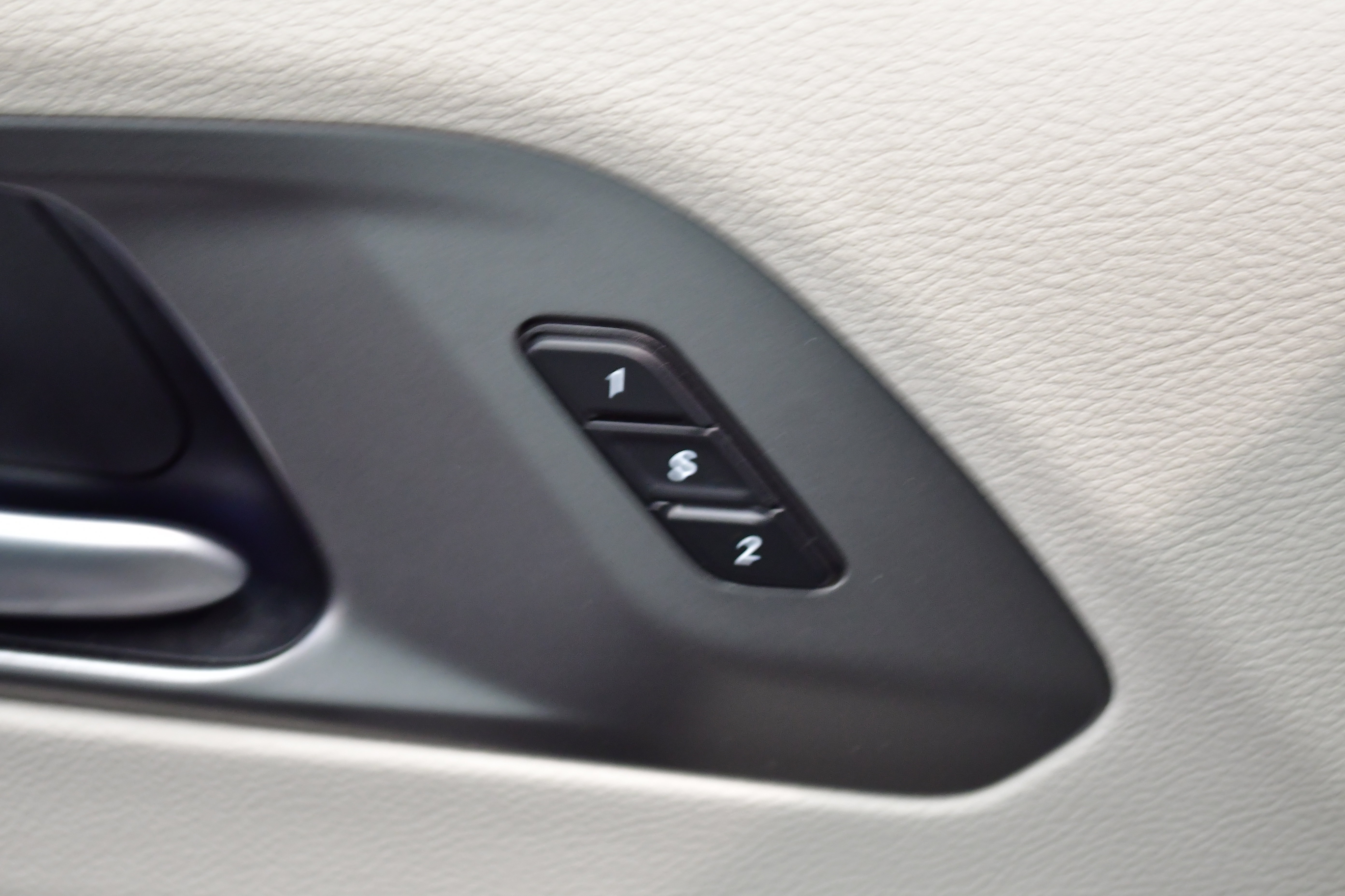 Used 2024 Chrysler Pacifica Touring-L image 16