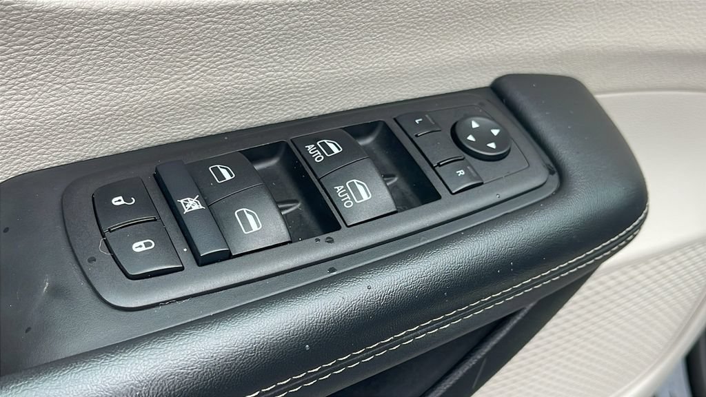 Used 2024 Chrysler Pacifica Touring-L FWD image 15