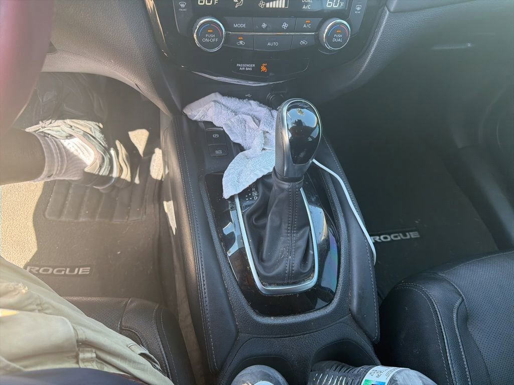 Used 2019 Nissan Rogue SL w/ Premium Package image 3