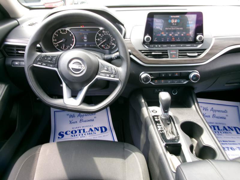 Used 2025 Nissan Altima 2.5 SV FWD image 11