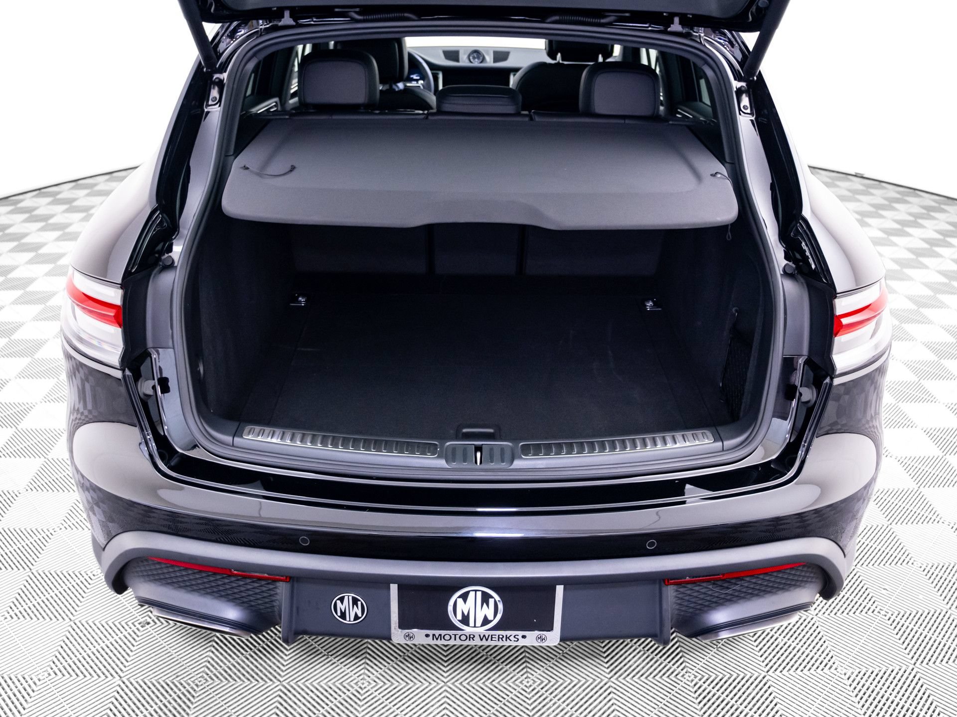 Certified 2025 Porsche Macan AWD/4WD image 30
