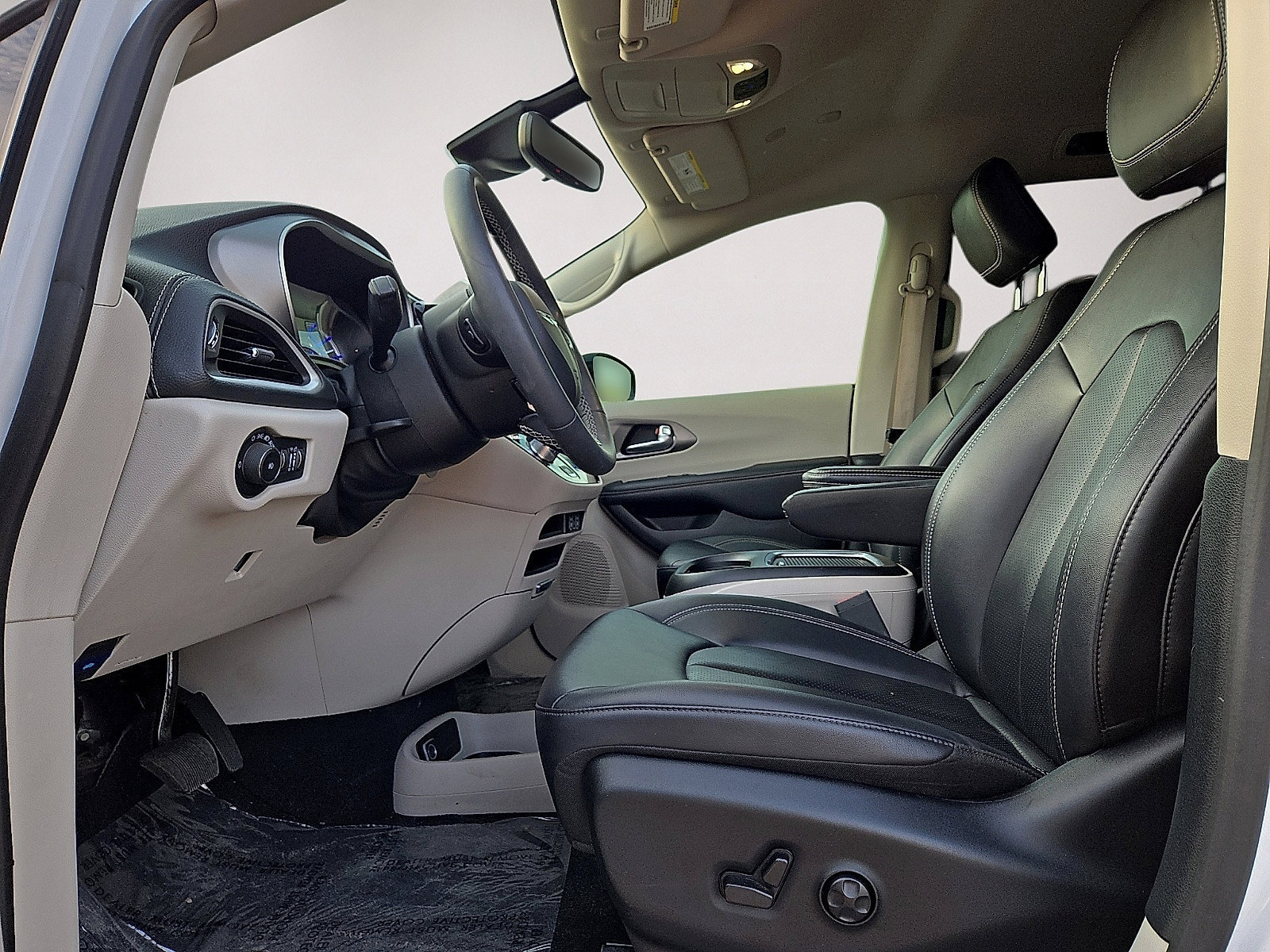 Used 2024 Chrysler Pacifica Limited FWD image 24