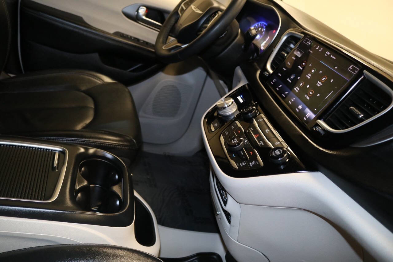 Used 2023 Chrysler Pacifica Touring-L image 65