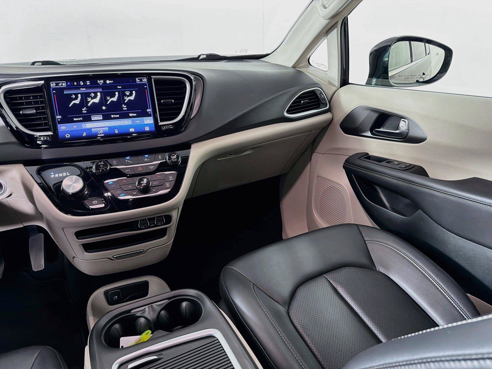 Used 2024 Chrysler Pacifica Touring-L FWD image 27