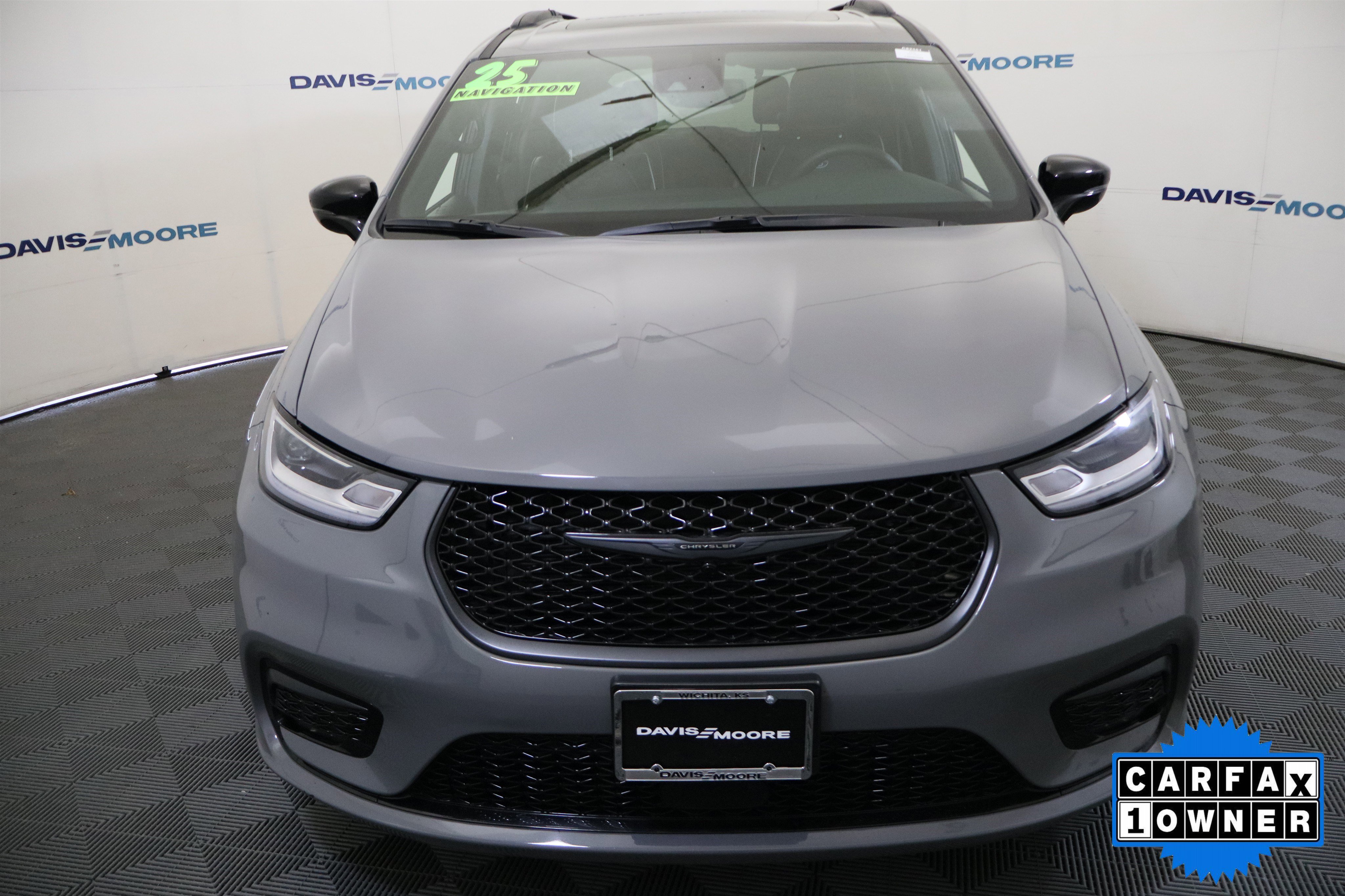 Used 2025 Chrysler Pacifica Limited image 14