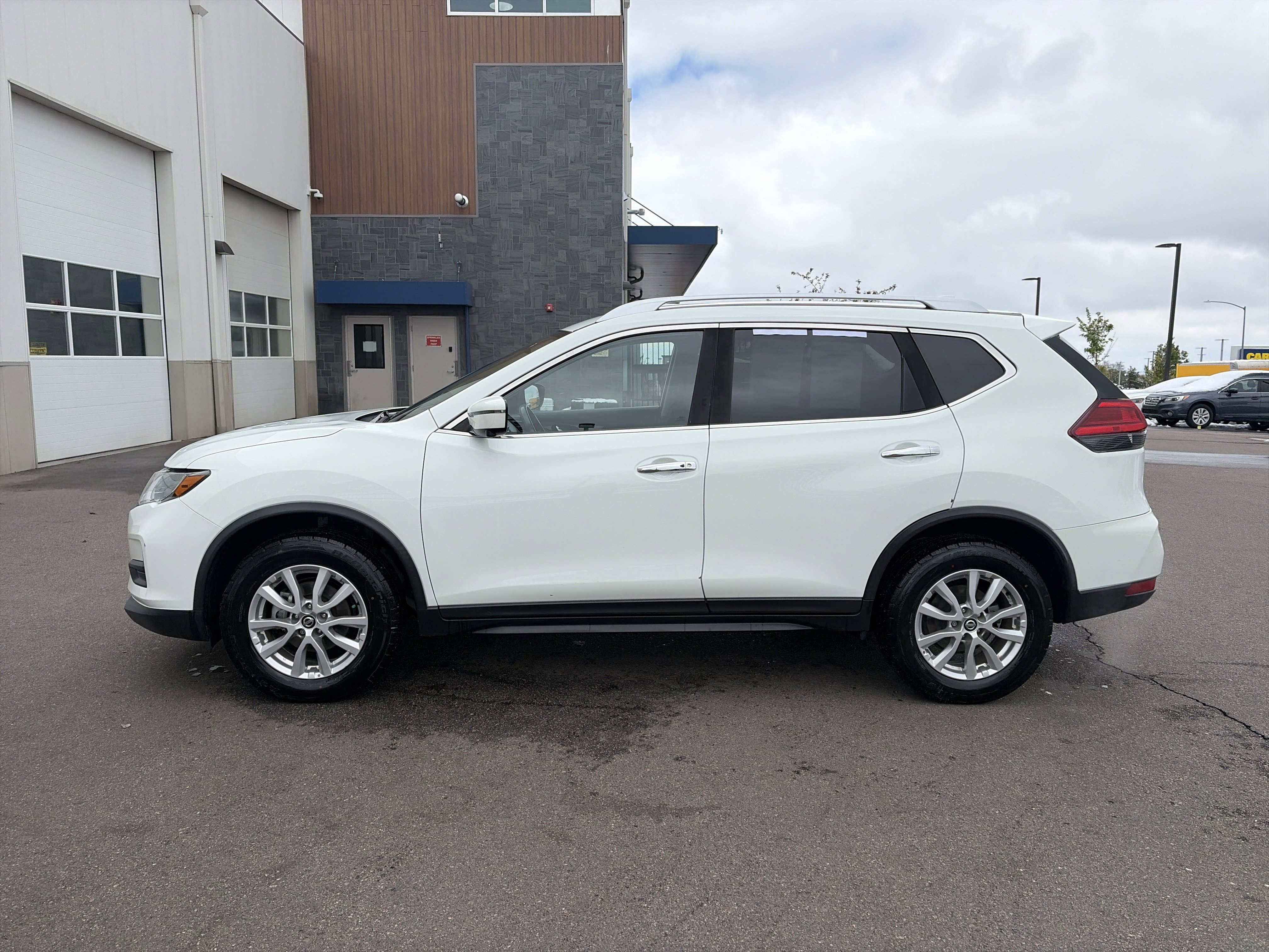 Used 2017 Nissan Rogue SV w/ SV Premium Package AWD/4WD image 8
