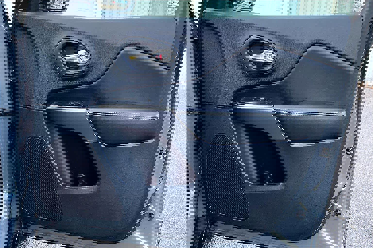 Used 2019 Jeep Cherokee Latitude Plus w/ Cold Weather Group image 20