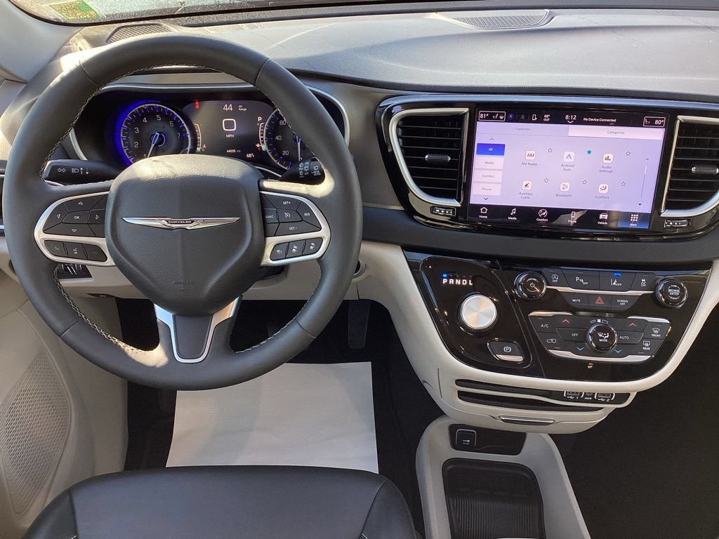 Used 2024 Chrysler Pacifica Touring-L FWD image 19