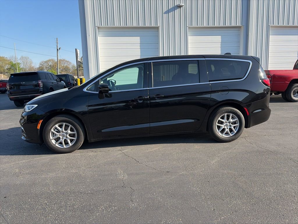 Used 2024 Chrysler Pacifica Touring-L image 4