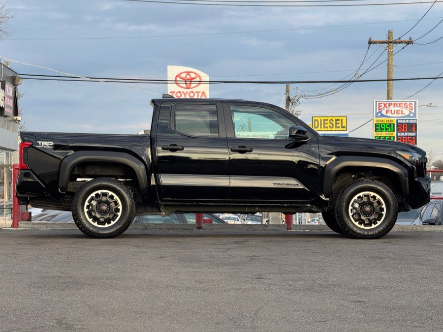Used 2024 Toyota Tacoma TRD Off-Road AWD/4WD image 4
