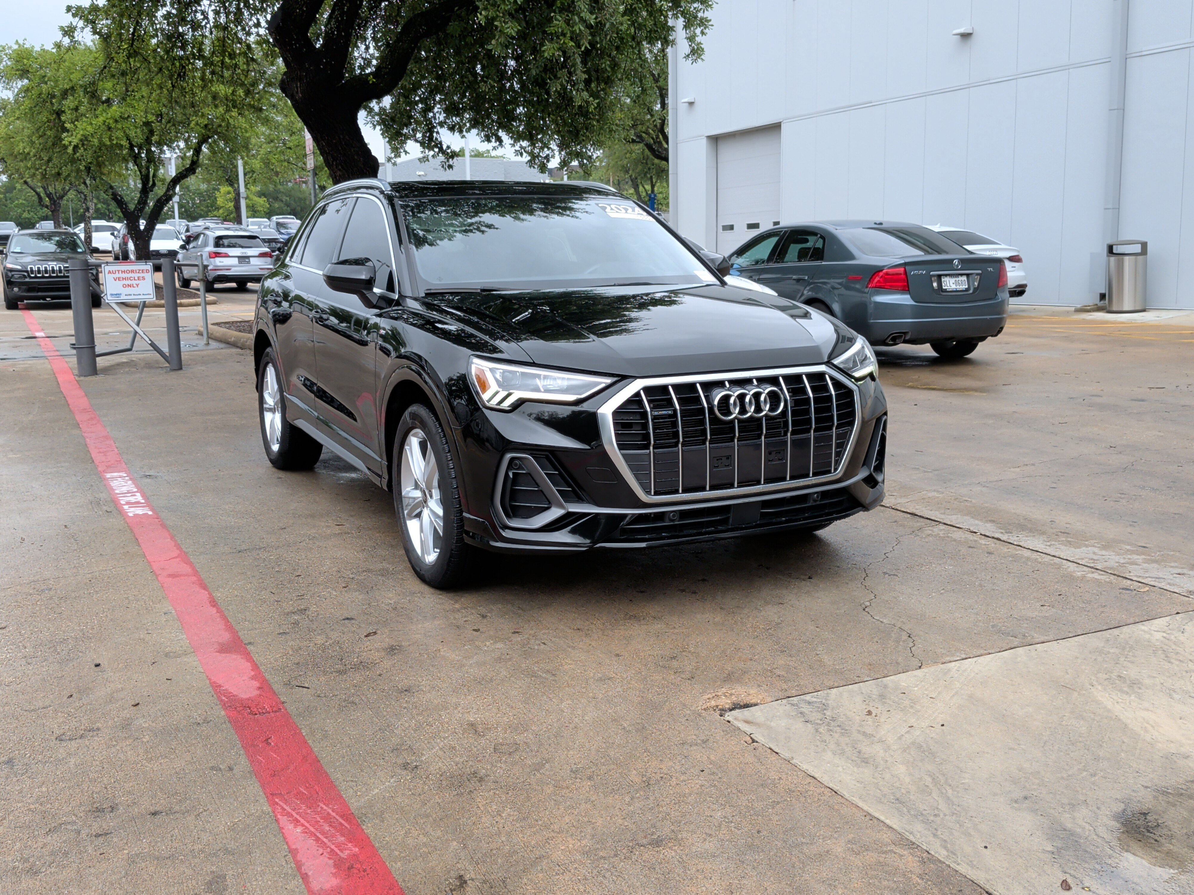 Certified 2024 Audi Q3 2.0T Premium w/ 19" Wheel Package AWD/4WD image 3