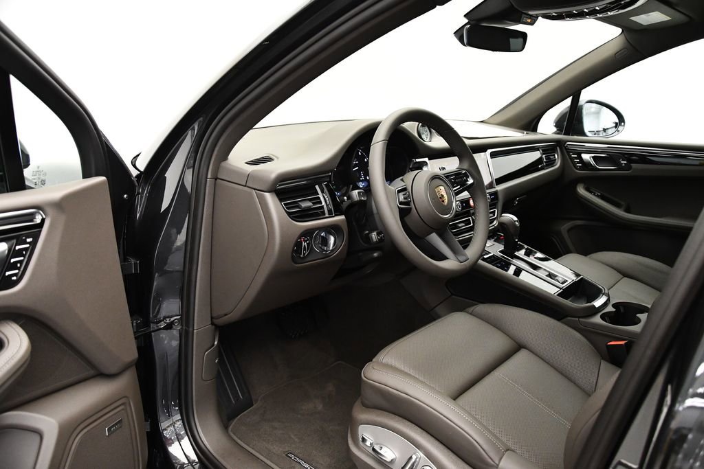 Used 2025 Porsche Macan image 34